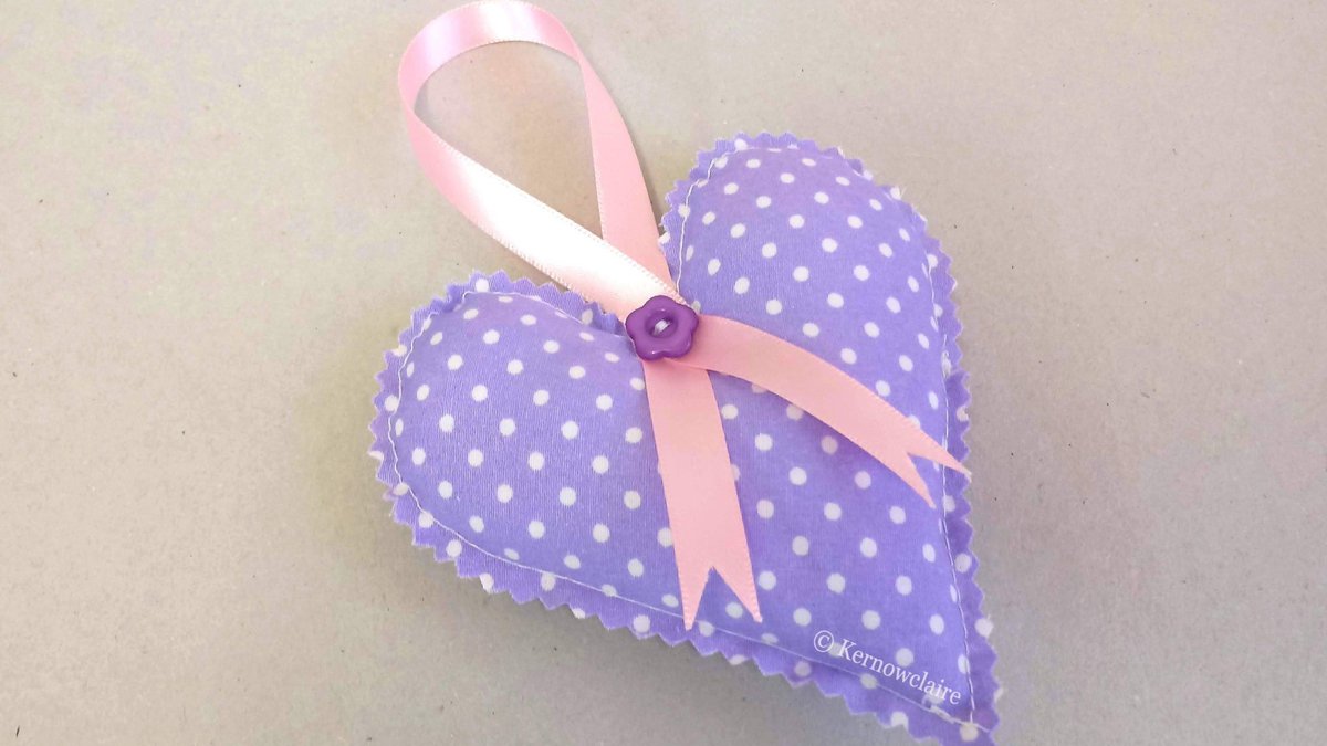 kernowclaire1's tweet photo. A lovely hanging heart in purple with pink hanging ribbon. A pretty gift #heart #walldecoration #fabricheart #giftforher #handmadeintheuk #smallbiz https://t.co/jyXn8IVEdi https://t.co/yJgyff2IgW