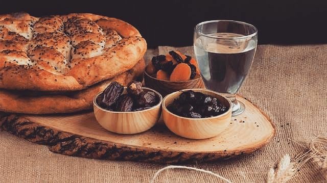 digerkm's tweet photo. “Günler çok uzun, oruç tutmak zor!” dedi biri;
-Hayat çok kısa, tuttuğunu bırakma! dedi diğeri."

 #HoşGeldinYaŞehriRamazan
#sahur https://t.co/Y5OsuSaFxr