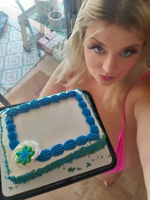 Filming customs today, next up is a sexy cake eating video, dosen't it look soooo delicious? I can't<a href="/tag/nyc"class="tags"><span>#nyc</span></a><a href="/tag/newjersey"class="tags"><span>#newjersey</span></a>