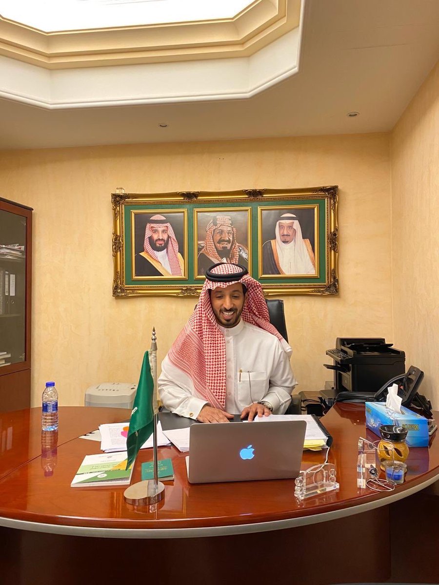 alrasam1300's tweet photo. #ديوانية_مبتعث تبارك لدكتور عبدالرحمن الشبيب حصوله على درجة الدكتوراة تخصص لغة انجليزية جامعة ولفرهامتون@WlvSC ألف مبرووك🌹.                     https://t.co/tHINjIC6OV https://t.co/MneQ94WLOn