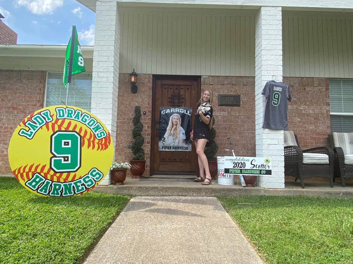 dragsoftball's tweet photo. As we close out our season and take the banners and flags from the field we remember these six ladies as they start a new chapter in their lives. @HarnessPiper #2020Seniors #team24 #dragonstrong https://t.co/aH81TIenMf