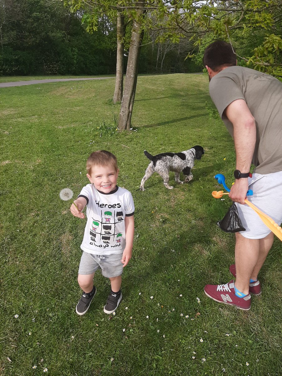 kymberleyhavs's tweet photo. There is a global crisis, havent seen anyone for weeks, but when all is said and done, my boy brought me and baby a "daisy flower" ๐ป๐ผ #yesitsadandellion #butlookathim #freshair #SocialDistancing #yepitsabagofpoo https://t.co/fyklPUE4vU