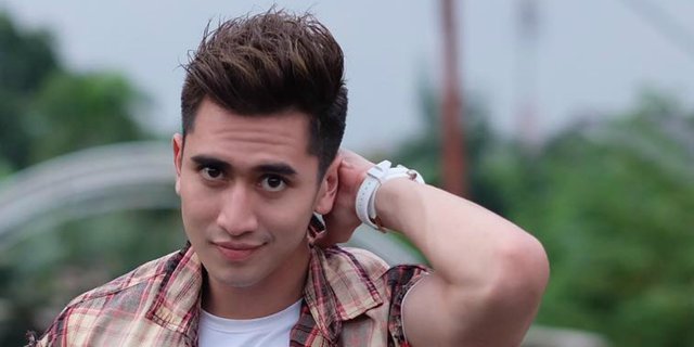 gilangombloh's tweet photo. artis artis apa yang anak artis tapi vokalis band juga???.... VERREL BAMMASTRO #sawityowit #fakingsit https://t.co/YNyZQXj0VT