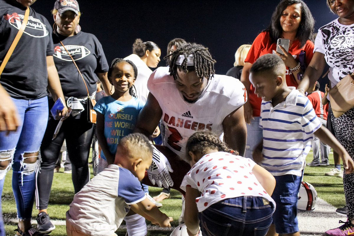 imawright22's tweet photo. Just need the opportunity 🙏🏾💯 I paved the way and I’m going to keep paving the way. But I do what I do so the ones behind me can shine 💙🙏🏾 “To us, family means putting your arms around each other and being there.” –Barbara Bush 2020NFL Draft @NFLDraftRanks @DraftDiamonds  @NFL https://t.co/Opz55wtAOQ