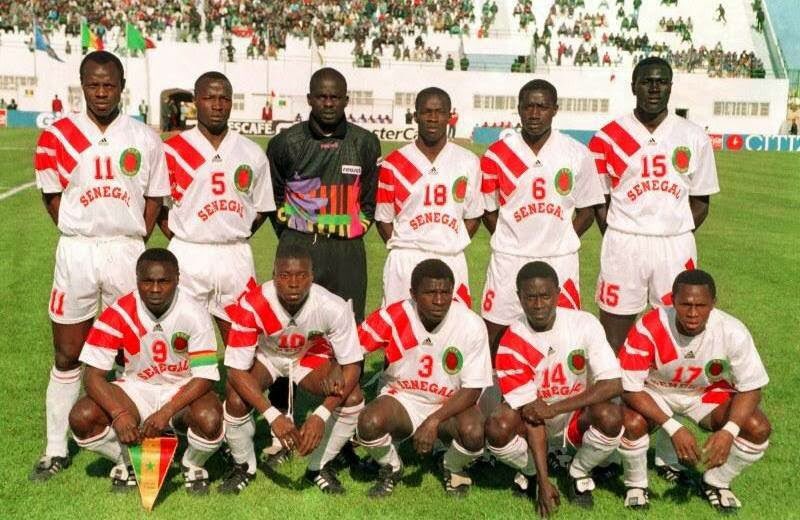 Naturellement les résultats ne seront pas immediats. Le Sénégal vient d’une Can 1994 décevante, et d’une élimination au 1er tour de la Can U20 de 1995. Pour rappel, Seydou Kébé, Salif Diao, Babacar Cissokho, Amdy Faye et Pape Daouda Séne étaient de ce groupe.