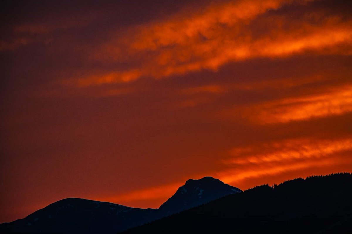 Had a feeling that the sky was going to go full nuclear this evening and wasn't disappointed... Looked like some dwarves had bothered a Balrog out Tobermory direction by the looks of it 🔥👿🔥 

Anyone else catch the fire this evening? Where did you spot it from? 🤘