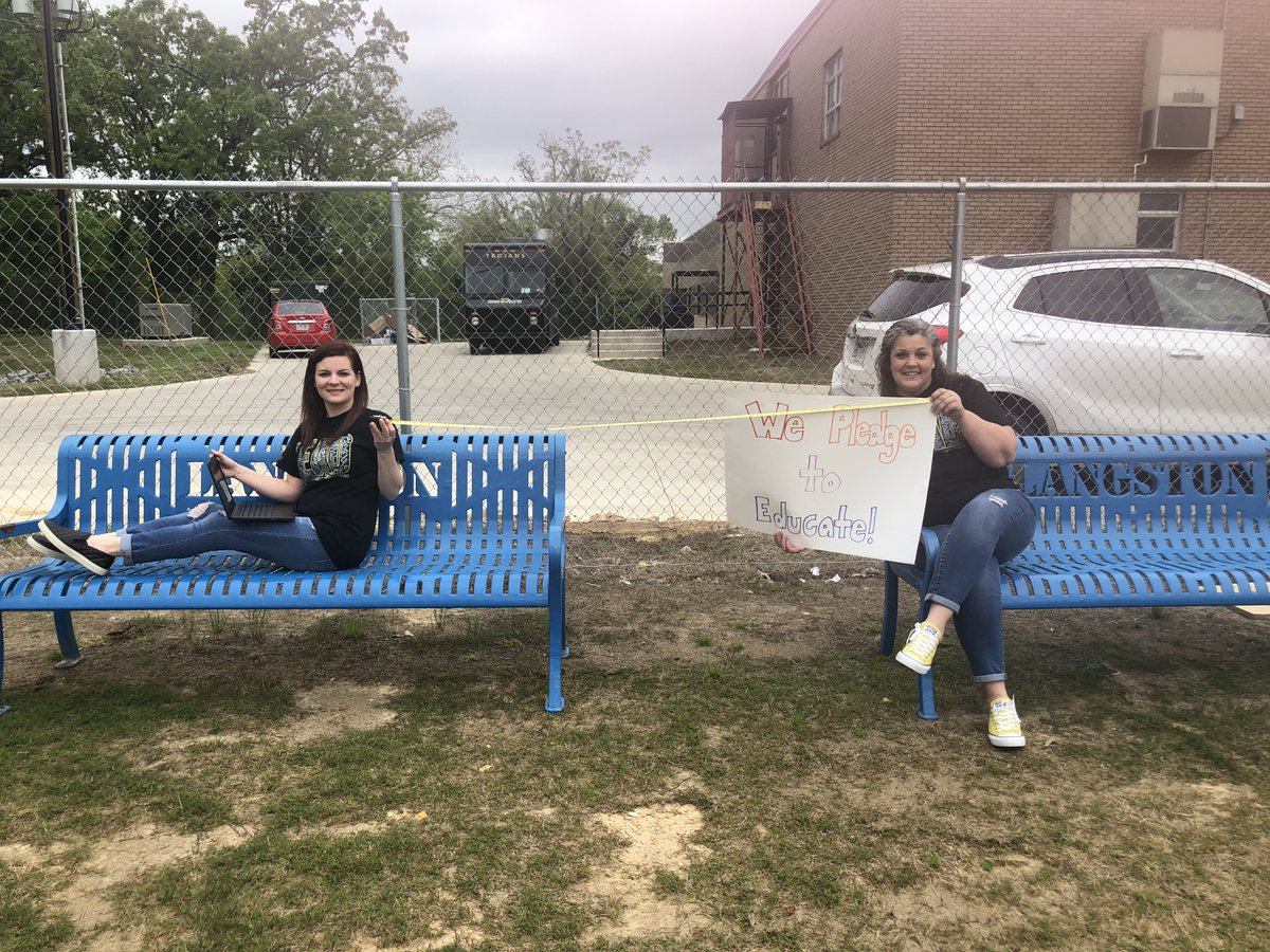 HSSD_Trojans's tweet photo. Last week was Educator Commitment Signing Week, and we continue to celebrate educators across the #HSSD! From our Mrs. Holder & Mrs. Cox - " We #PledgetoEducate because the students of today are the leaders of tomorrow!"
#TeachArkansas #TeachersInspireAR https://t.co/13dCEami9l