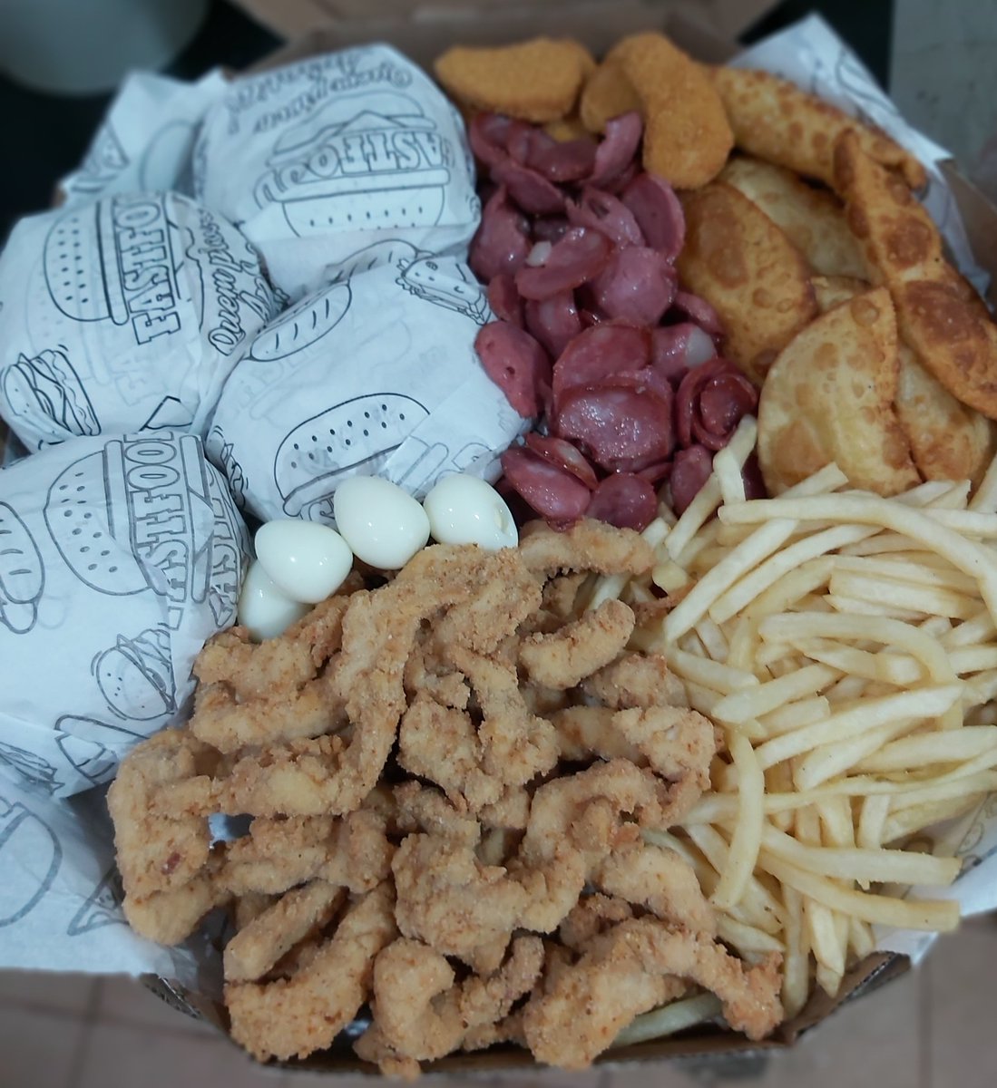 DosUniso's tweet photo. Quem gosta de comer,  são sempre as melhores pessoas 😅😍
Uma delícia dessa você só encontra aqui no UNIVESO DOS LANCHES 
zap 990609837
Aa.. estamos no ifood e com entrega grátis
Vai ficar fora  dessa ?🤨 
#IFOOD
#TIJUCA https://t.co/Fw2fcWdZvl