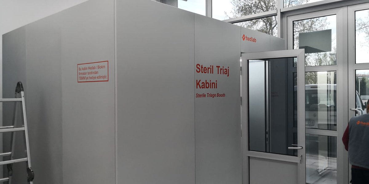 Hedlabls's tweet photo. Dünya’da benzeri olmayan tamamen Tarafımızca tasarlanıp üretilen Steril Triaj Kabinimiz 23 Nisan 'da TBMM’de kullanılmaya başlandı. Mecilsin 100 yaşını kutladığı bu özel günde bizde oradaydık #tbmm #tbmm100yasinda #hedlab #steriltriajkabini #örnekalmakabini https://t.co/tLyHqorjC2
