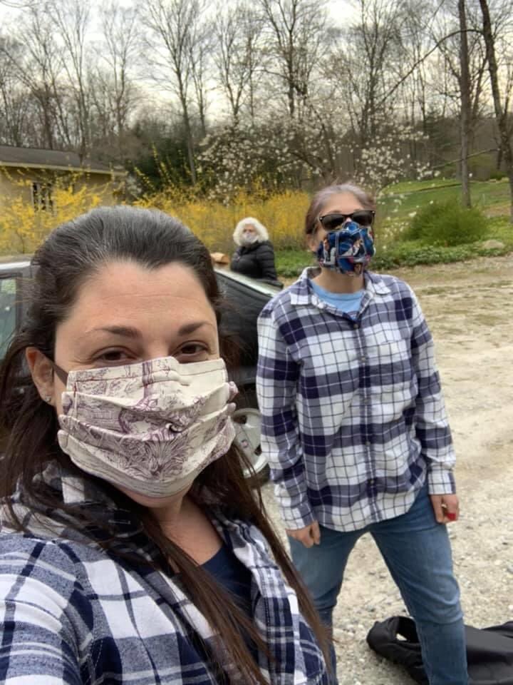 rorishapiro1's tweet image. Self distancing sisters! We wore the same shirt today! Twinsies! Nice to see my sister and nieces from a distance. Miss hugging them all.
#sisters #family #selfdistancing