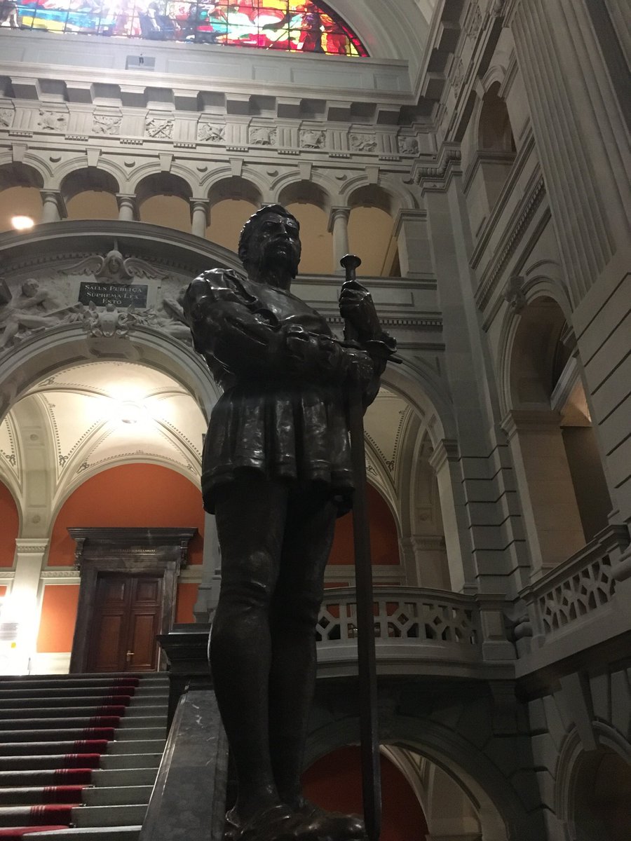 « Je relève également cette incessante dispute au sujet du Palais fédéral : ces personnes ne sont pas isolées mais étrangement, la distance sociale est respectée, ce qui provoque des questionnements dans les milieux autorisés » Palais fédéral (perso) 6/