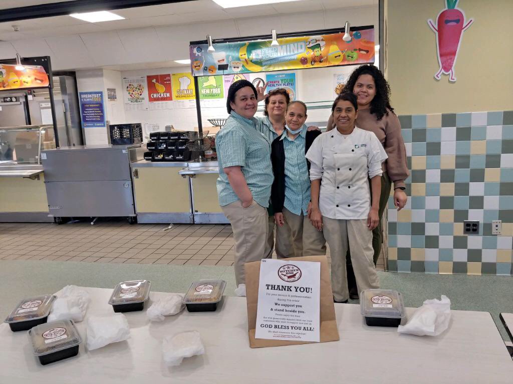 DionneJaggon's tweet photo. Please let me virtually introduce our essential workers at the #JewelofLongIslandCity supporting our families with our meal program at our building. Our teacher ❤️Mrs. Castro❤️donated a lovely spread from her restaurant @ButcherBar Thank you for all that you do! @nycdistrict30 https://t.co/NXTFp21eBG