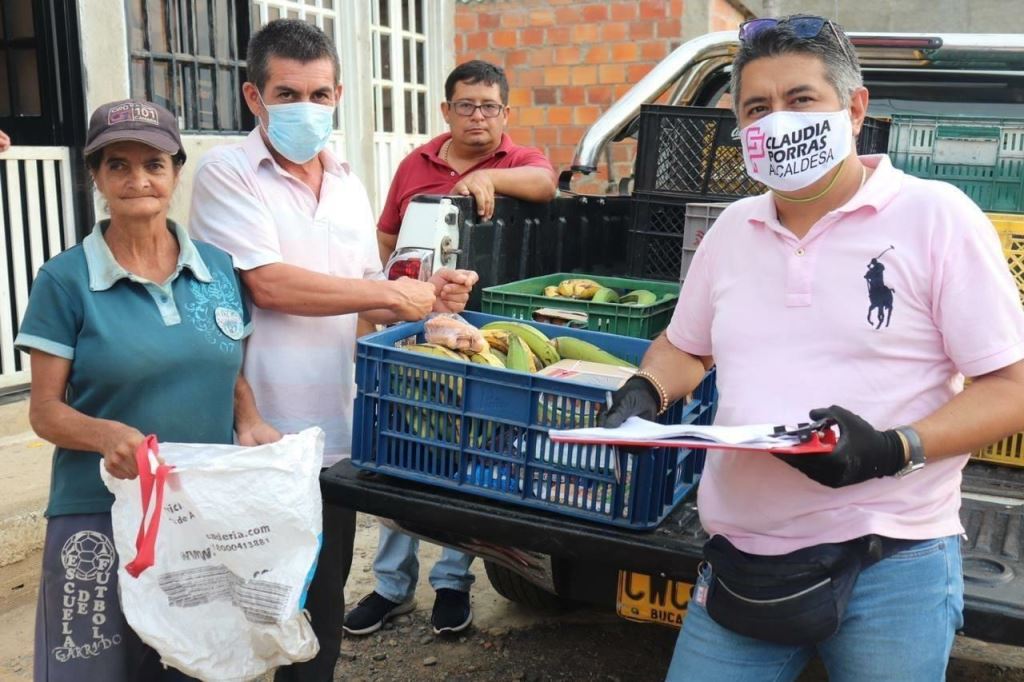 RCNBga's tweet photo. #RCNRadioEnCasaContigo |A una injuria y calumnia obedece las denuncias de sobrecostos entre el 75% y el 100% en 2 mil mercados suministrados en el #Socorro indicó la alcaldesa del municipio #ClaudiaPorras, quien pidió acompañamiento de los entes de control durante las entregas https://t.co/ubCCpBNVVz