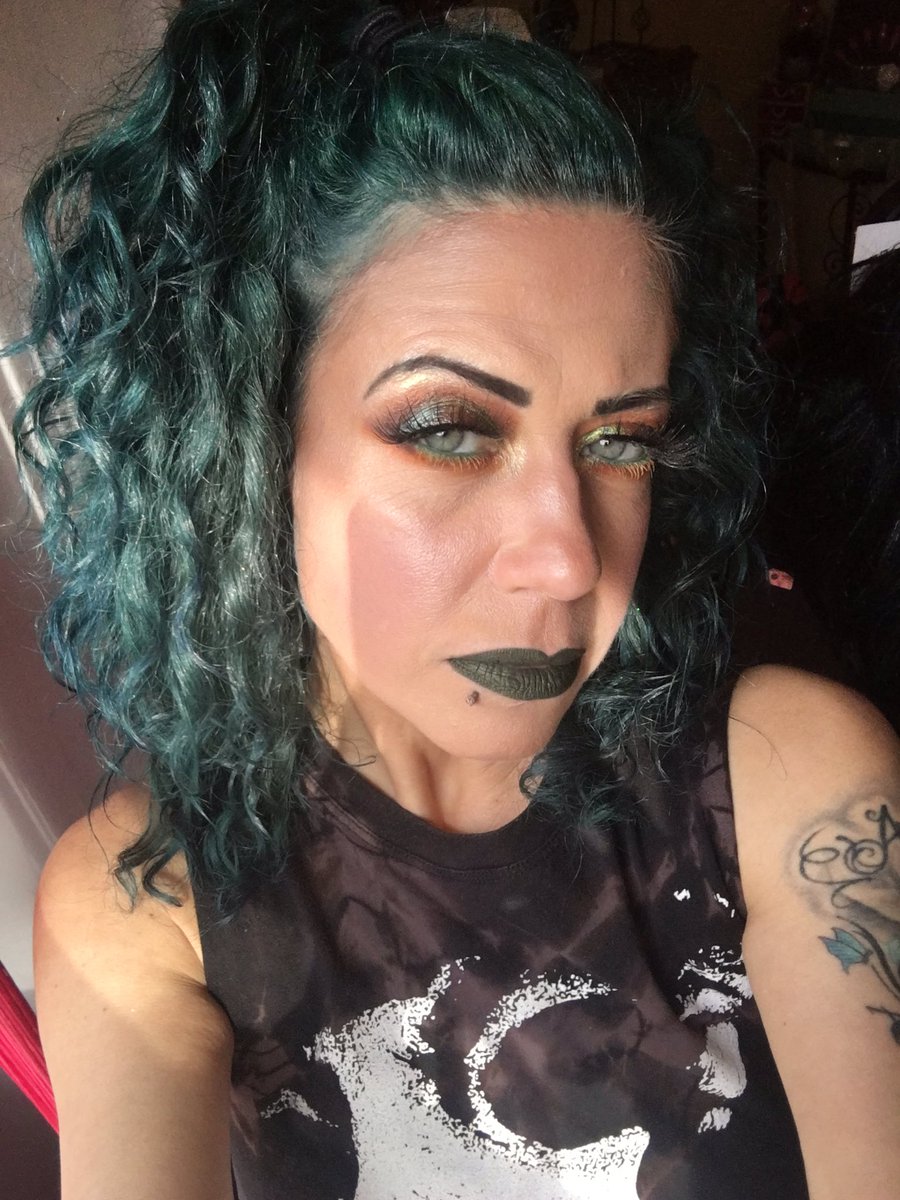 ShannonsCreati1's tweet photo. I really can’t wait to get this video uploaded for you ! #40billion #athome #makeupchallenge #makeup #fashion #Fashionista #GothicLove #punkrock #YouTuber #SmallStreamersConnect #SmallStreamerCommunity https://t.co/HKjZp8L79H