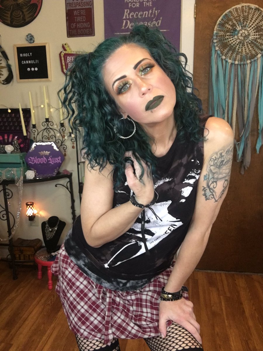 ShannonsCreati1's tweet photo. I really can’t wait to get this video uploaded for you ! #40billion #athome #makeupchallenge #makeup #fashion #Fashionista #GothicLove #punkrock #YouTuber #SmallStreamersConnect #SmallStreamerCommunity https://t.co/HKjZp8L79H