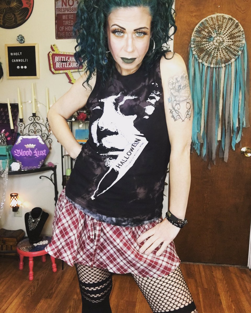 ShannonsCreati1's tweet photo. I really can’t wait to get this video uploaded for you ! #40billion #athome #makeupchallenge #makeup #fashion #Fashionista #GothicLove #punkrock #YouTuber #SmallStreamersConnect #SmallStreamerCommunity https://t.co/HKjZp8L79H