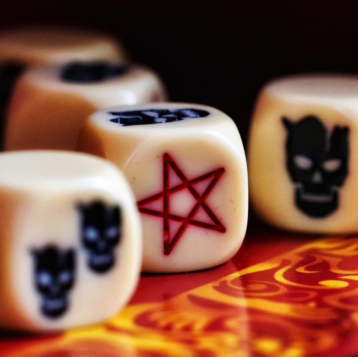 wwizardgames's tweet image. “Sorcerer - A strategy card game set in a world full of mystical creatures. The goal of the game is to conquer the three battlefields, by spending energy to cast and conjure minions and use enchanted items.”

📸 @tabletoppings