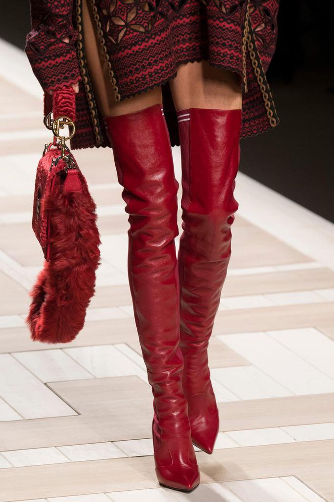 Red boots by Fendi une autre paire qui a été la hit shoes des blogueuses & instagrameuse