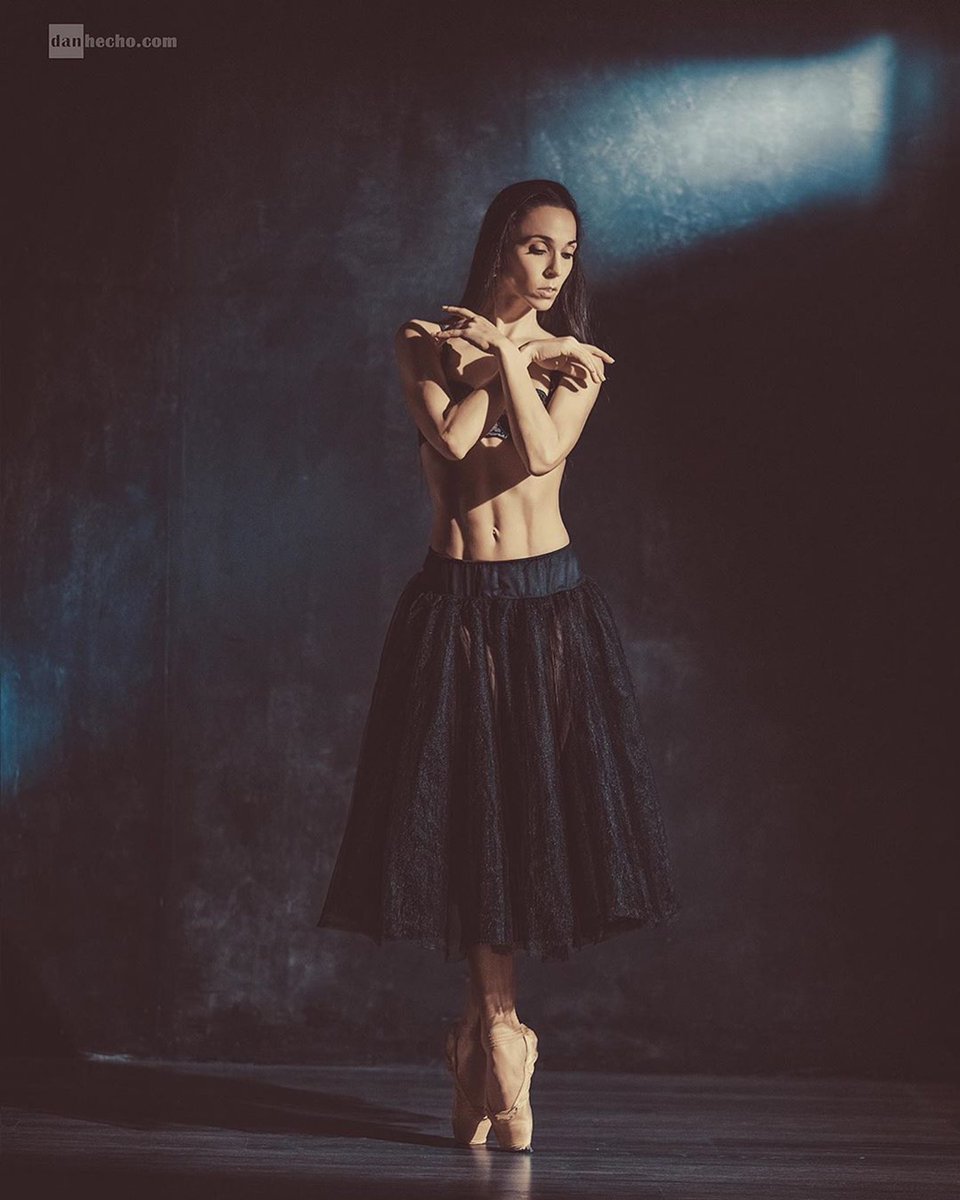 AnaScheller's tweet image. 🖤🩰~ There are four very important words in life : love, honesty , truth , respect . Without these in your life, you have nothing ~ 🩰🖤