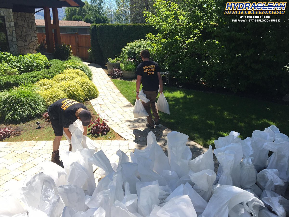 The HYDRACLEAN crews led on the frontlines of the 2017 flood. Filing and placing sandbags around the beachlines to help prevent the water from reaching the surrounding homes. #teamwork #disasterrestoration #neverbeforeseen #sandbaggingtosave #okanaganlake #Kelowna #flooddamage