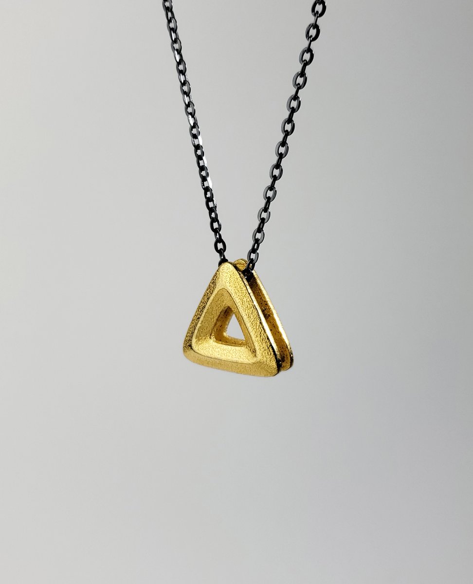 polyfaction's tweet image. United in gold, gold steel that is.  Perfect with a dark chain or gold chain, any length you choose.
.
Order at polyfaction.com
.
#polyfaction #geometric #minimalism #necklace #pendant #unity #infinity #circle #triangle #square #silver #rosegold #gold #brass #14k #unite