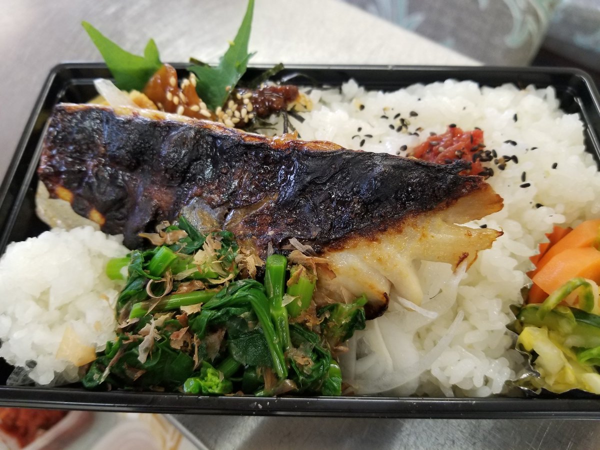 KoujimaTeishoku's tweet photo. 本日のお弁当  850円
さばの塩麹漬焼弁当
わさび風味
川崎野菜のらぼう菜豚バラ巻
ふきのとう醤油かけ付

お電話受付9:00～10:00
044-733-7685

#弁当 #レモン生麹甘酒
 #納豆ドレッシング
#武蔵小杉　#新丸子　#定食　#日本酒　  #フロンターレ 
#幸島  #免疫力 #バランス食 
#teishoku  #setmeel https://t.co/V1FO5xmhhK