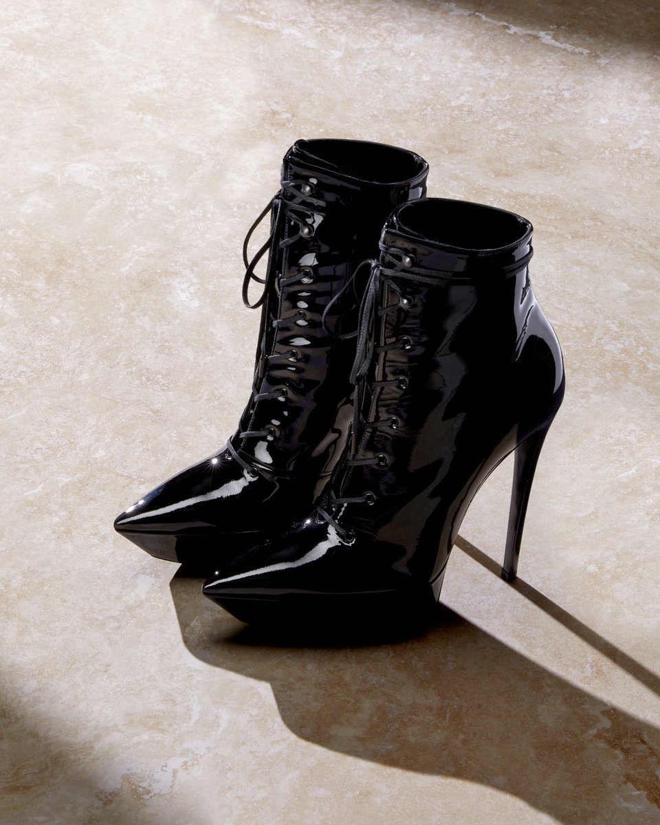 « Betty » par Saint Laurent .c’est une chaussure assez spécial, avec des proportions assez spéciales mais j’aime beaucoup .. encore une chassures de petasse (surtout la bottine)