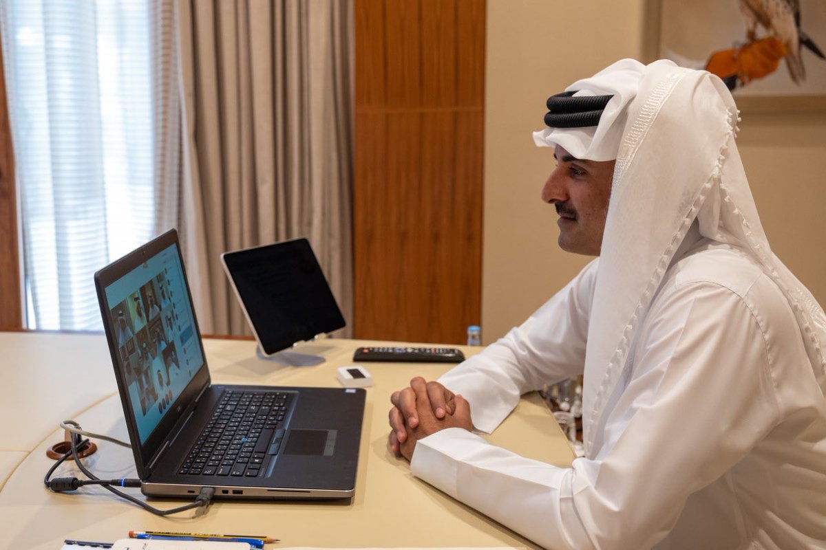 meshaluk's tweet photo. بعد نشر صور لتميم وهو يترأس اجتماعين افتراضيين من غرفة فندق!! خيال الماته يظهر بخطاب في غير المكان المخصص لالقاء الخطابات الأميرية. هذه الصور تؤكد فرار تميم الى سيشل بعد انتشار فيروس كورونا في قطر! https://t.co/RlISPpkcY8