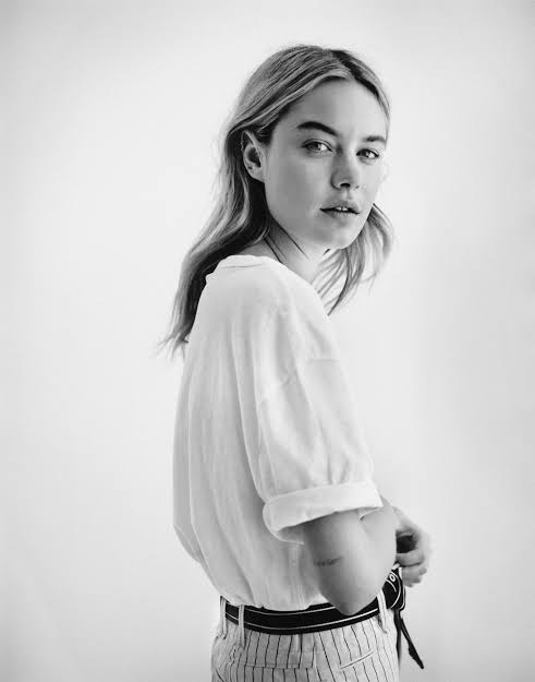 Camille Rowe é modelo e atriz, tem 30 anos e é super reservada e caseira, sempre está cercada de amigos e parece ser bem fodase para o que pensam dela.Essa thread tem o intuito de, além de mostrar coisas da vida dela, desmentir alguns boatos que o fandom criou sobre ela também.