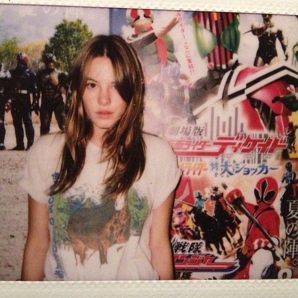 Camille Rowe nasceu em Paris, França. Seu pai era dono de um restaurante famosíssimo onde muitos famosos frequentavam. Sua mãe americana era dançarina e depois se tornou modelo.Ela foi descoberta como uma em 2008, com 18, enquanto tomava um cafezinho estudando para a facul. 