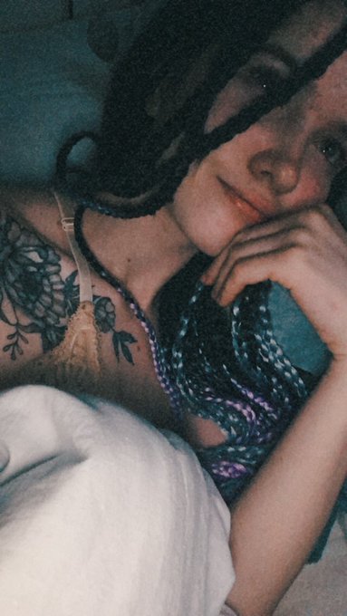 Это я супер уставшая после бессонной ночи, но зато теперь с косичками https://t.co/i1jnul4cWB