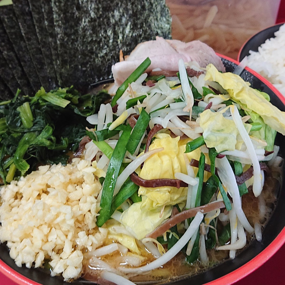 Yokohama619's tweet photo. 勝鬨家で免疫力アップ(^^)
#勝鬨家
#横浜
#家系ラーメン
#免疫力アップ
#海苔増し
#野菜畑
#クラッシュにんにく https://t.co/IgMuprIXt3