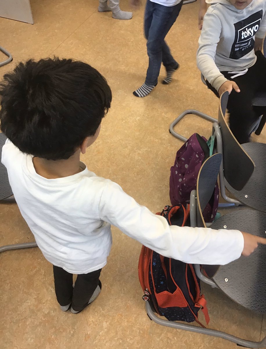 Programmering är spännande men svårt. 1:or arbetade i par och programmerade varandra. Ett uppskattat och roligt uppdrag. Här har vi framtida progarammerare. @stenkulaskolan