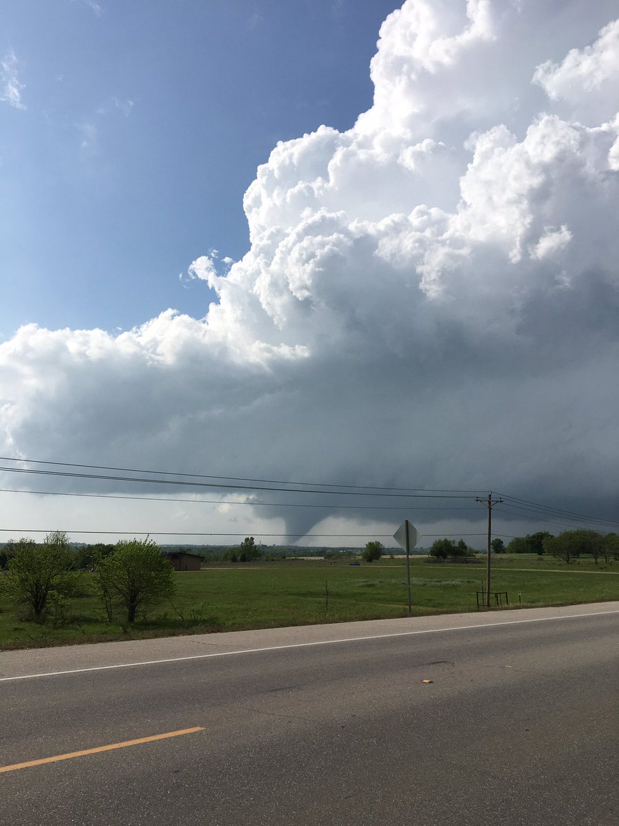 sonorameadows's tweet photo. More pics from the tornado in Madill, OK yesterday! #okwx #tornado #madilltornado https://t.co/UyiwzE7WJJ