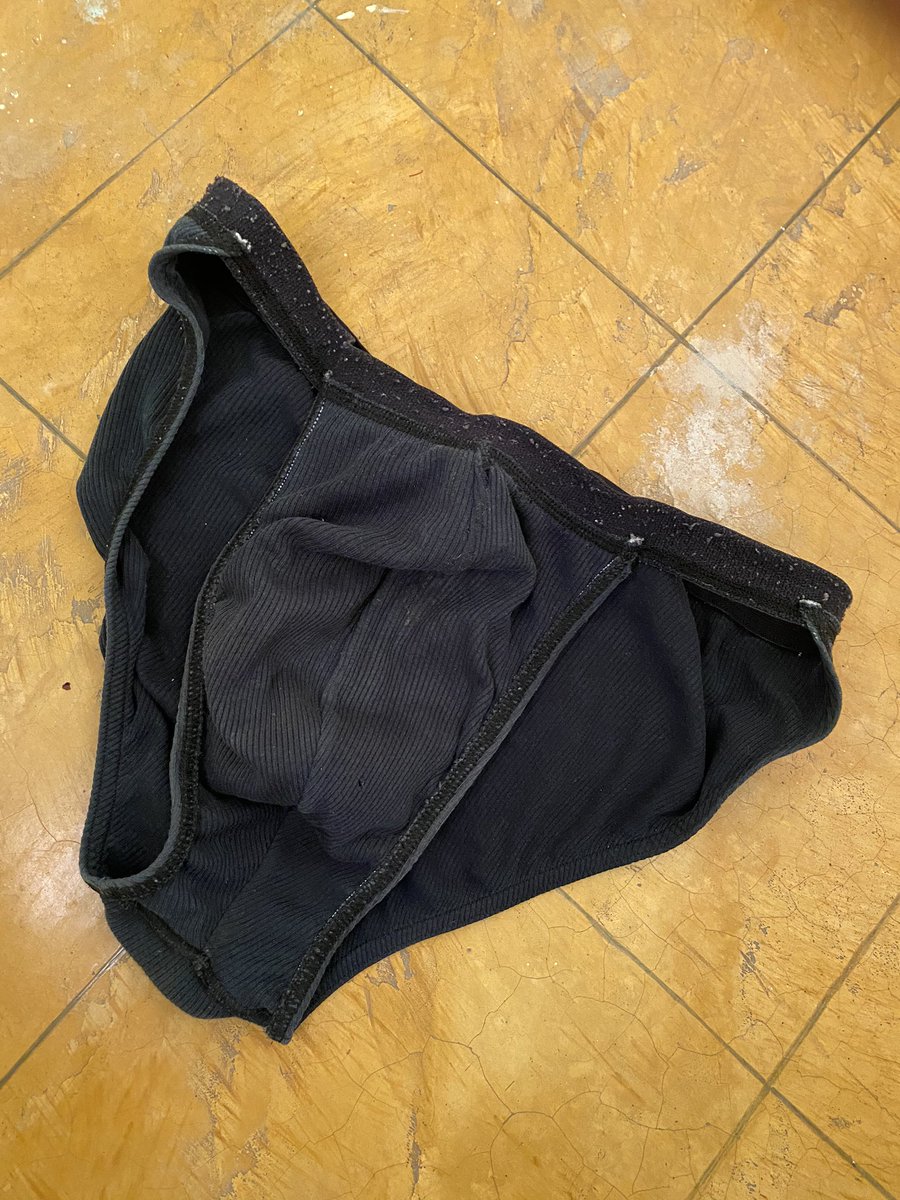 calzonesucios's tweet photo. Les dije que tardaban una semana en bañarse y vean hoy jueves salió de bañarse y mientras cena yo les traigo esta vista... puritito olor a culo chingón, a huevos, sudor rico y orines cabrón. Hoy me rayé con todo esto que me toco oler 🤪 https://t.co/E0mbfzPYzh