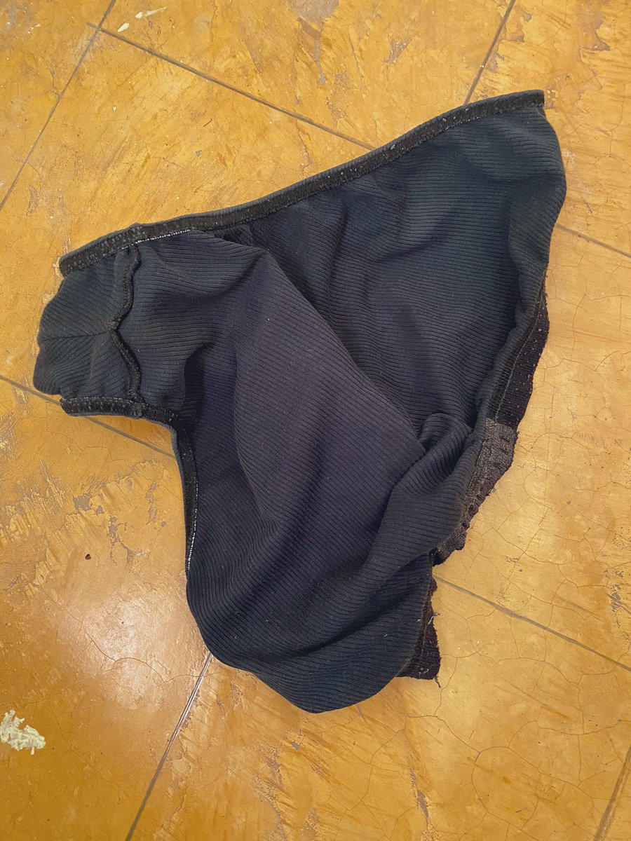 calzonesucios's tweet photo. Les dije que tardaban una semana en bañarse y vean hoy jueves salió de bañarse y mientras cena yo les traigo esta vista... puritito olor a culo chingón, a huevos, sudor rico y orines cabrón. Hoy me rayé con todo esto que me toco oler 🤪 https://t.co/E0mbfzPYzh
