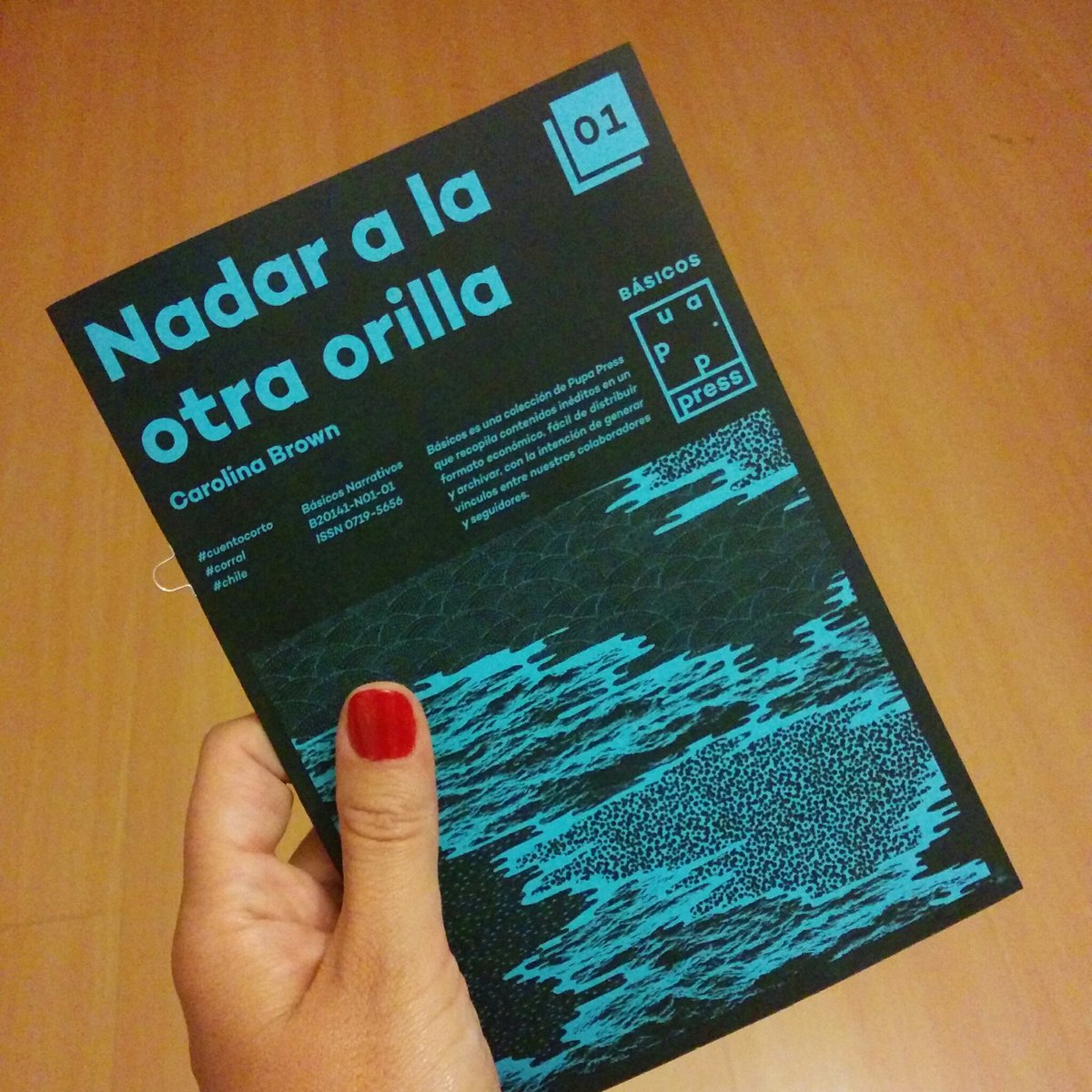 carobrowna's tweet photo. Antes de que se acabe este día del libro: la primera vez que publiqué algo fue gracias a Pupapress el año 2014. Esta joyita salió para @lafuriadellibro de ese año y la diseñó el sequísimo de @V____RM de quien estaré siempre agradecida❤️
El texto acá https://t.co/YzRPwtkANc https://t.co/k8XFrEZgFR