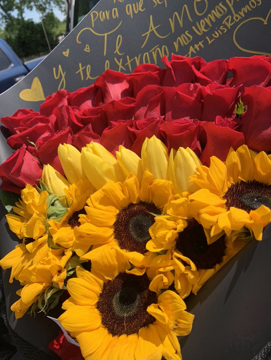 faninoriegaa's tweet image. red roses yellow tulips &amp;amp; sunflowers😍🌹🌷🌻
