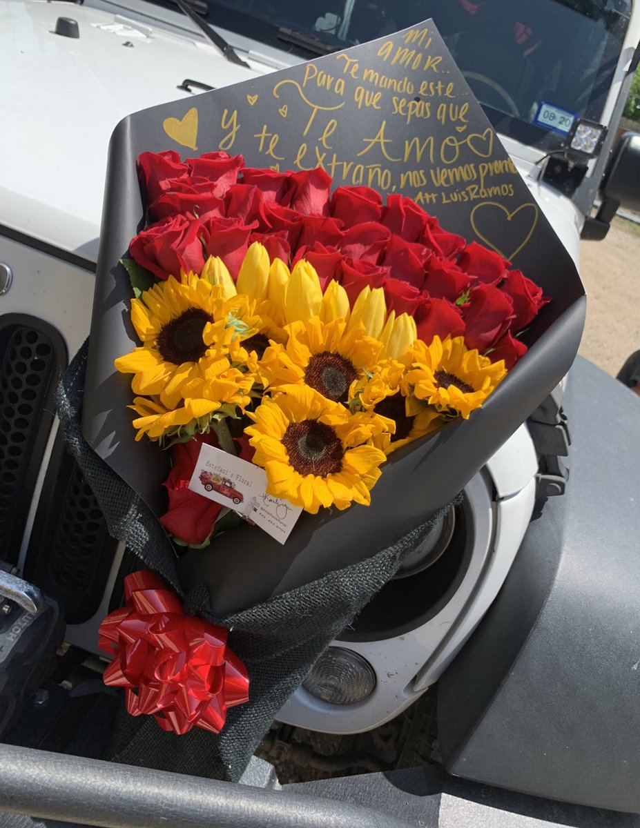 faninoriegaa's tweet image. red roses yellow tulips &amp;amp; sunflowers😍🌹🌷🌻