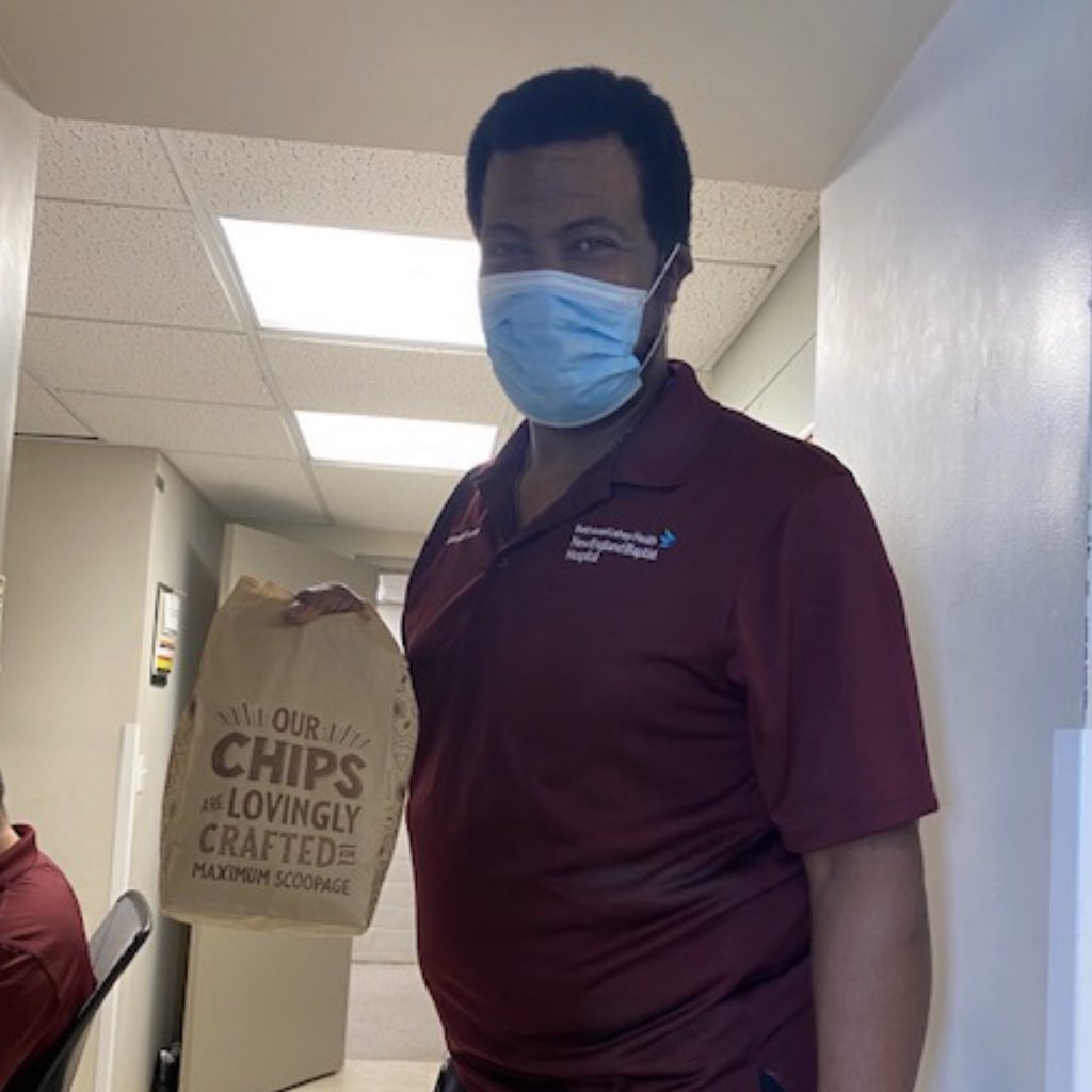 LarryNak's tweet image. #celtics Keeping the giving rolling 👏👏 

yeahyeah22 stepped up to feed #healthcareworkers at NEBHortho #projectFRONTLINE