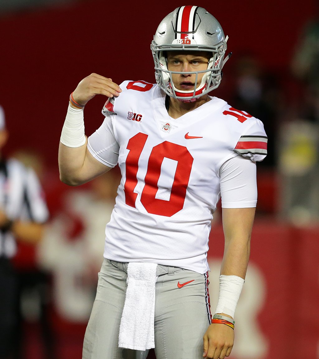 sportingnews's tweet photo. 1. Joe Burrow
2. Chase Young
3. Jeff Okudah

Former Ohio State football teammates go in the first three picks of the #NFLDraft https://t.co/3rD7RsmBjS