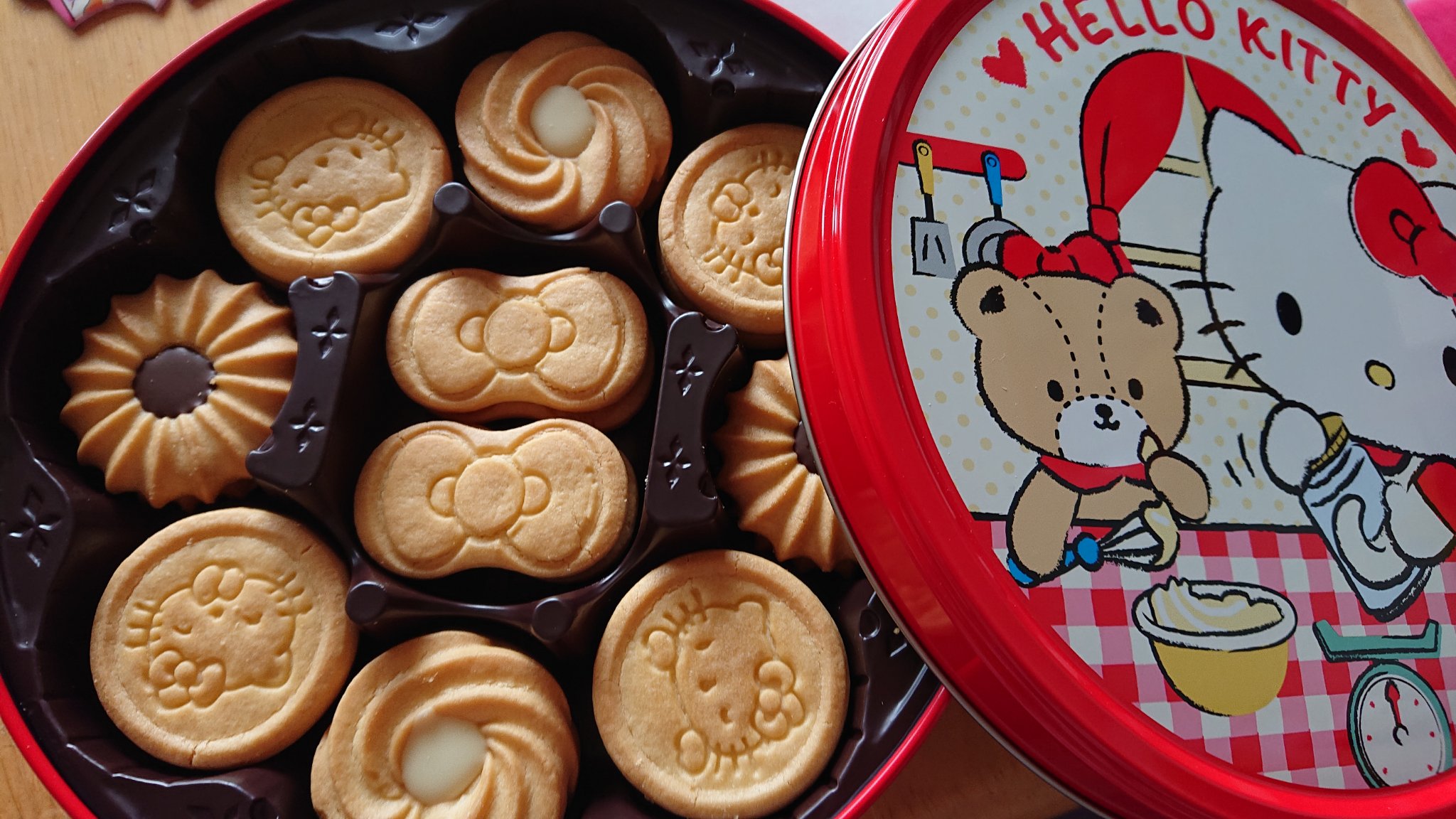 茶とらン やっぱり ブルボンのクッキー美味しいよね 小さい頃から大好き しかも 缶クッキーは昔 は300円位で買えた 今では倍以上だけど キティちゃんじゃなくて 昔からの普通の缶クッキー食べたい 希望です ブルボン Bourbon
