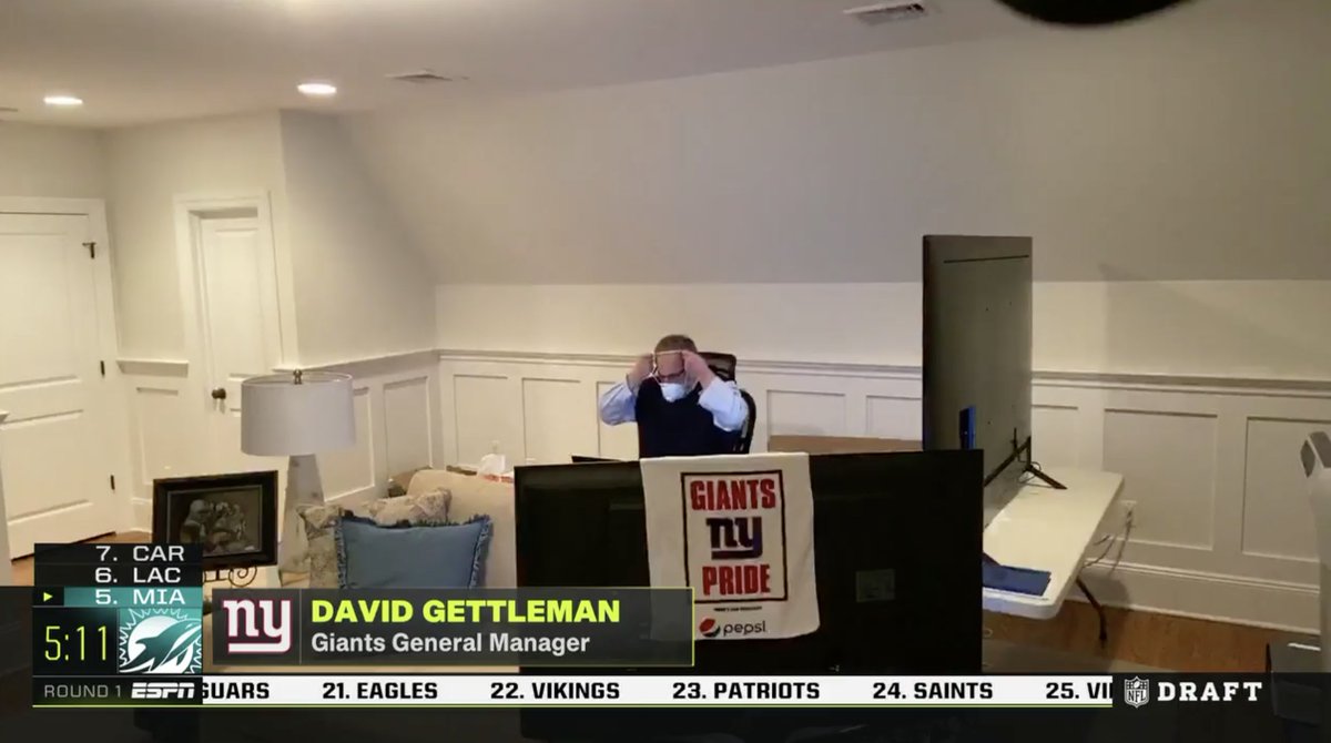 SNYGiants's tweet photo. you're alone in your house, Dave. https://t.co/xaDcHZi0xi