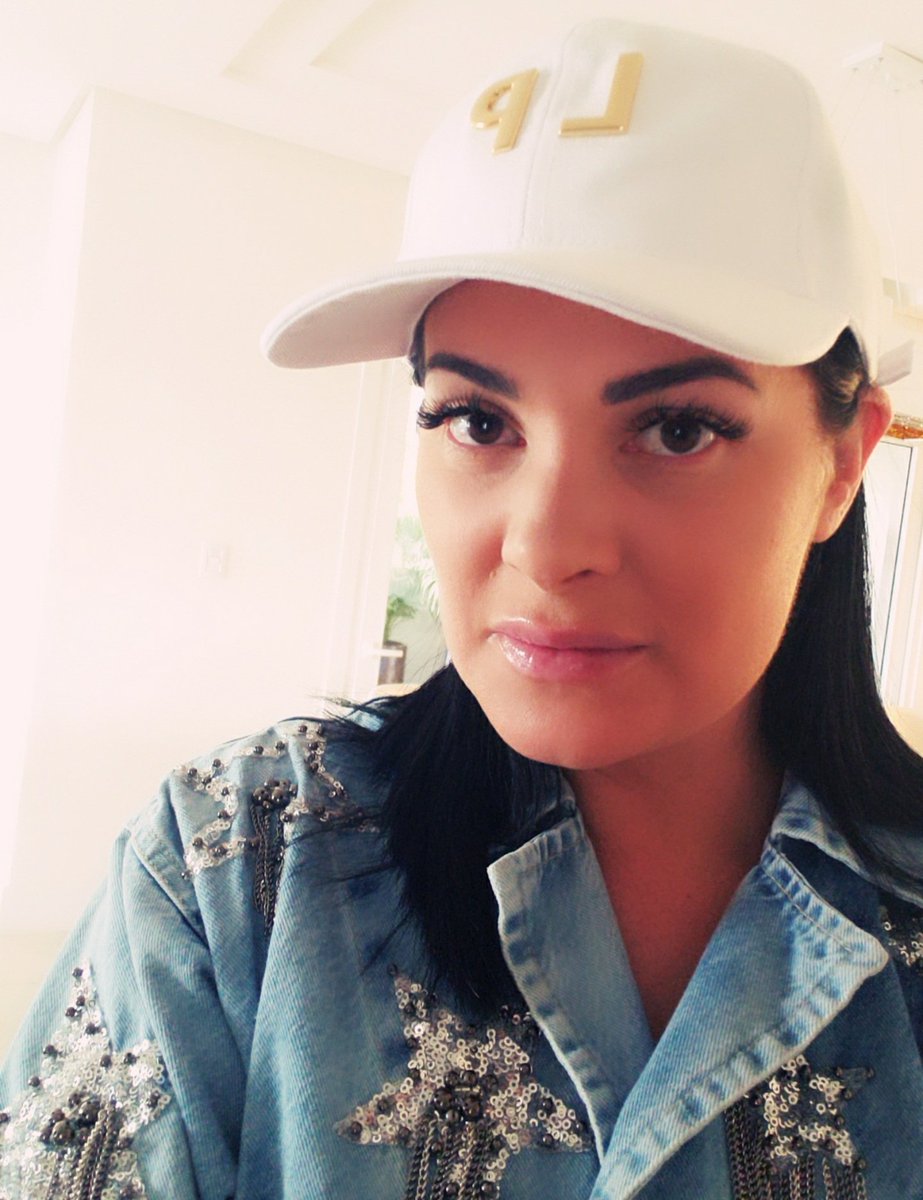 Camila58328585's tweet photo. #MaiaraeMaraisaBrahmaLive dizem que me pareço com @Maraisa maravilhosassssss. Amo demais!!!! #quehonra https://t.co/iwrNz9o4tE