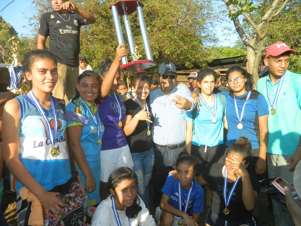 #DeporteyPaz | Los Sucios se coronaron campeones de la liga de fútbol de San juan la plywood, con 11 goles a 1 ante Liverpooll en la final impulsada por los Chispas, CLS, JS19 de Julio y apoyada por Alcaldía Municipal Tipitapa, en tercer lugar se ubicó el equipo Real Caserio.