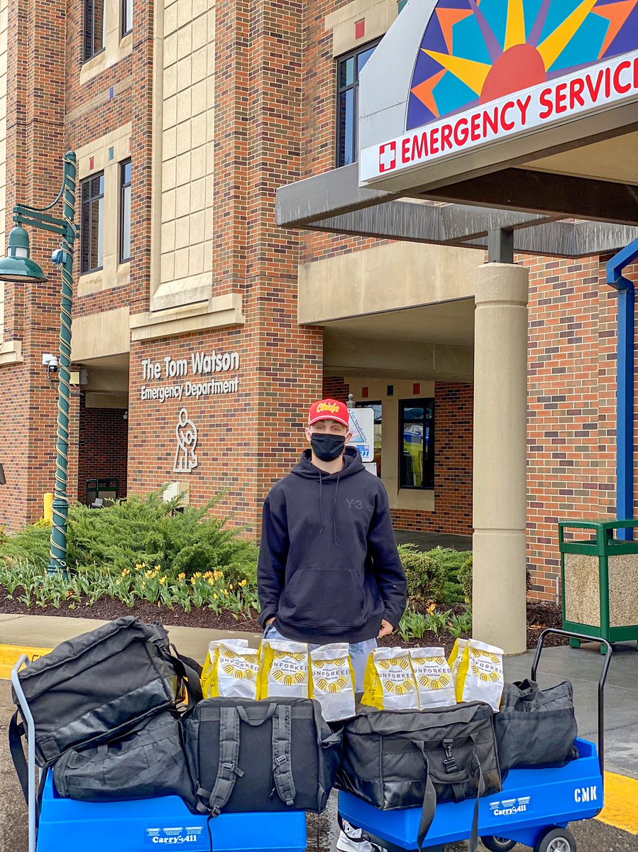 Huge shoutout to @gehrigdieter for catering 200 meals to the hardworking health heroes at @childrensmercy! 🙌💛 #supportlocalkc https://t.co/HMZ9DeCO7M