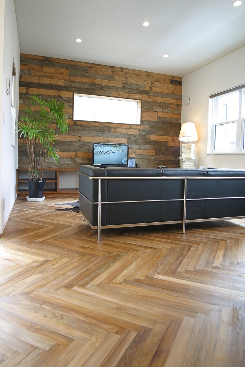 ট ইট র 株式会社ビアスワークス リビングの壁に使用した アメリカより購入した古材 100年以上の歴史を持つ材質が白い空間にインパクトを与えます ビブホームズ T Co Hzktfct23k 白い家 塗り壁の家 インダストリアル 新築 新築注文住宅 新築