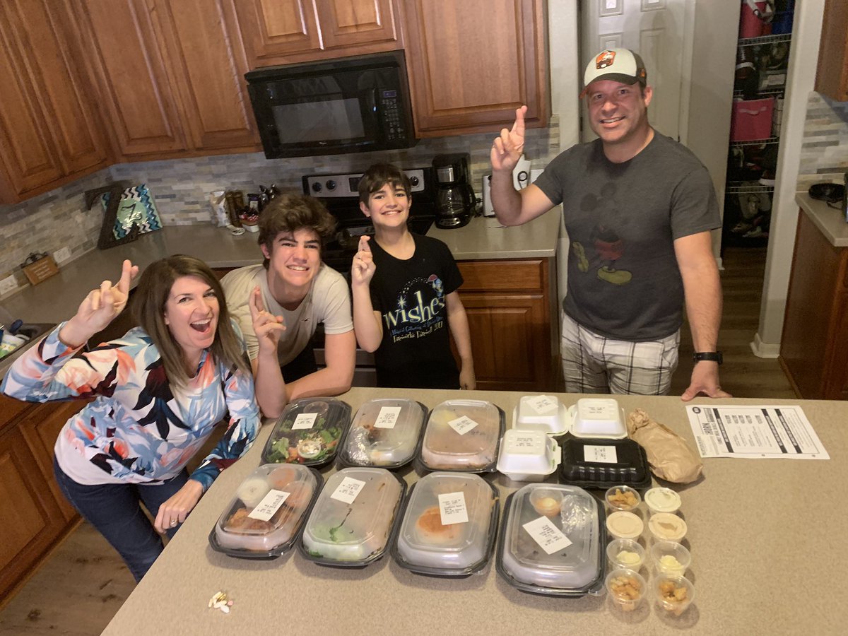 LANativeAustin's tweet photo. Zuniga’s say “Go Raiders!”

@1RoUSeFB @RouseRaidersFB #eatoutchallenge https://t.co/cDTBryLEH7