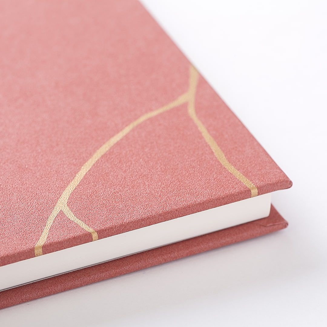 株式会社 竹尾 金継ぎをモチーフにデザインされたノート 表紙は 紙クロス モイスライク の3色 です 黒楽 織部 赤楽茶碗のイメージに合う色としてお選びいただきました モイスライク の手触りが 陶器の表面を思わせます T Co Ikbmakcjsz