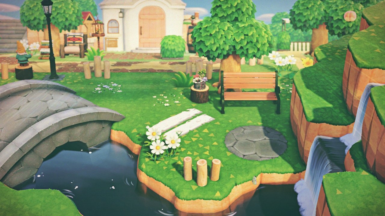 Kedama あつ森 果樹園へ続くユキちゃんのお家周りを改装中 果樹園管理人のユキちゃんは本を読むのが好きだから ソファーも置いて準備万端 いつもトムソン君と並んで本読んでるから ソファーもう一個置こうかな おゆさんから借りてるレンガをランダム